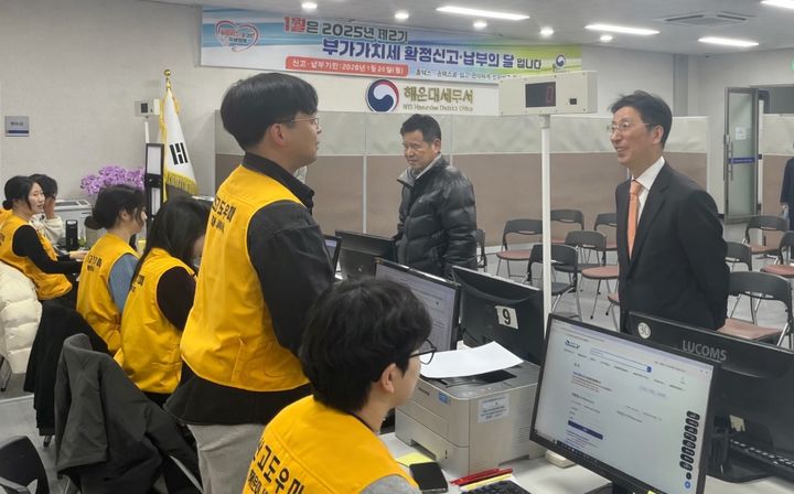 [부산=뉴시스] 강성팔 부산지방국세청장이 지난 22일 해운대 세무서 신고센터 현장을 방문해 신고 도우미를 격려하고 있다. (사진=부산지방국세청 제공) 2026.01.23. photo@newsis.com *재판매 및 DB 금지