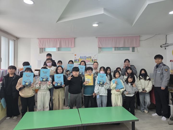 [대구=뉴시스] 대구 서부경찰서는 서구지역아동센터연합회와 협업해 학교전담경찰관(SPO) 중심의 학교폭력예방 특별 순회교육을 실시했다. (사진=대구 서부경찰서 제공) 2026.01.23. photo@newsis.com *재판매 및 DB 금지