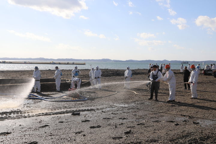 [보령=뉴시스] 보령해경이 홍성 궁리항에서 민관 합동 방제 작업을 벌이고 있다. (사진=보령해양경찰서 제공) 2026.01.23. photo@newsis.com *재판매 및 DB 금지