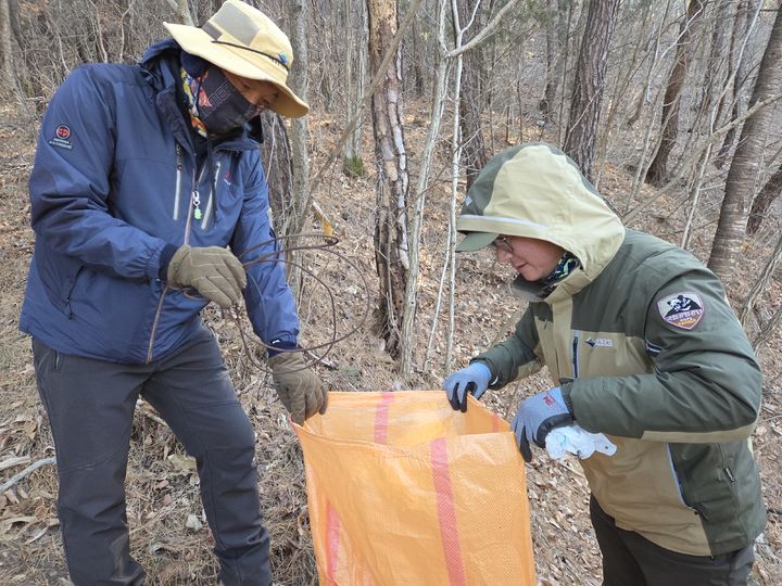 [청송=뉴시스] 주왕산국립공원에서 야생동물 서식지 보호를 위해 불법엽구를 수거하고 있다. (사진=주왕산국립공원사무소 제공) 2026.01.23. photo@newsis.com *재판매 및 DB 금지