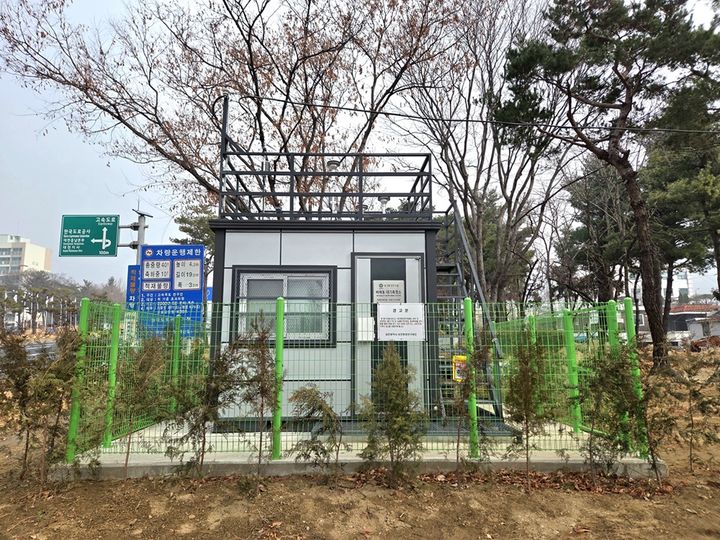 [대전=뉴시스]대전시 보건환경연구원은 대덕구 비래근린공원에 도로변 대기환경측정소를 신규 설치하고 23일부터 실시간 측정자료를 공개하는 등 본격적인 운영에 들어간다. 2026. 01. 23 photo@newsis.com *재판매 및 DB 금지
