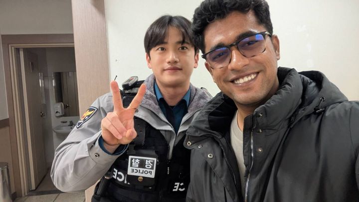 [전주=뉴시스] 라만 빈 타즈워씨와 아중지구대 김재록 순경이 함께 찍은 기념사진. (사진=전북경찰청 제공) 2026.01.23. photo@newsis.com *재판매 및 DB 금지