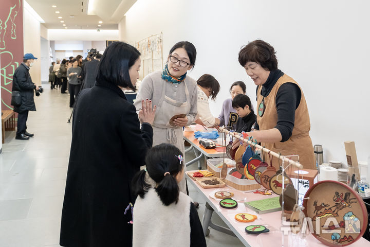 [서울=뉴시스]국립민속박물관 특별전 '말馬들이 많네-우리 일상 속 말'에서 진행하고 있는 암행어사 마패 만들기 프로그램. 국립민속박물관 제공