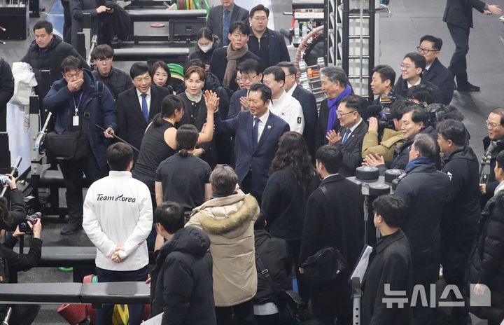 [진천=뉴시스] 정청래 더불어민주당 대표가 23일 충북 진천국가대표선수촌 웨이트트레이닝장을 방문해 선수를 격려하고 있다. (사진= 공동취재) 2026.01.23. photo@newsis.com 