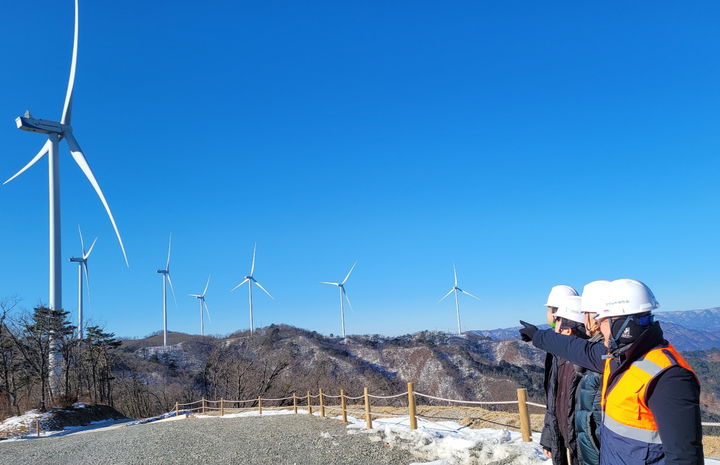 [세종=뉴시스] 한국남부발전은 지난 20일부터 이틀간 윤상옥 남부발전 재생에너지전무가 강원권의 정암·창죽풍력과 경북권의 오미산풍력 현장을 방문했다고 밝혔다. (사진=남부발전 제공) 2026..01.23. photo@newsis.com *재판매 및 DB 금지