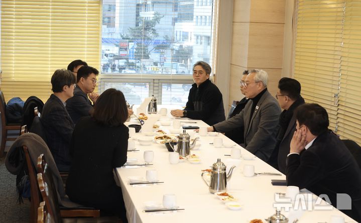 與 초선의원들 "절차적 정당성 없는 독단적 합당 추진 반대"