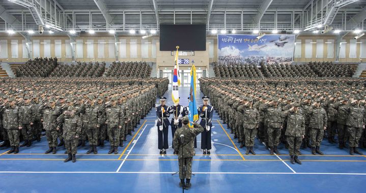 [진주=뉴시스] 공군교육사령부는 23일 병874기 기본군사훈련 수료식을 가졌다. 국기에 대한 경례를 진행준인 병874기 훈련병들.(사진=공군 제공) 2026.01.23. photo@newsis.com *재판매 및 DB 금지
