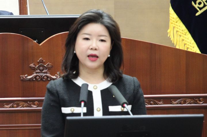 [천안=뉴시스] 최영민 기자=유수희 천안시의원이 23일 열린 제286회 천안시의회 임시회 제2차 본회의에서 5분 발언을 하고 있다. 2026.01.23 ymchoi@newsis.com *재판매 및 DB 금지