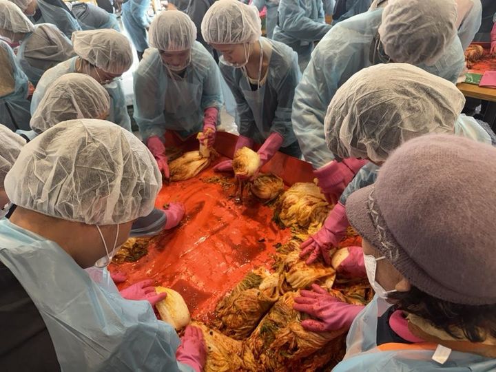 [서울=뉴시스] 동아쏘시오그룹 신입사원들이 이웃에게 전달할 김치 속을 채우며, 정성스럽게 김치를 버무리고 있다. (사진=동아쏘시오그룹 제공) 2026.1.24. photo@newsis.com *재판매 및 DB 금지