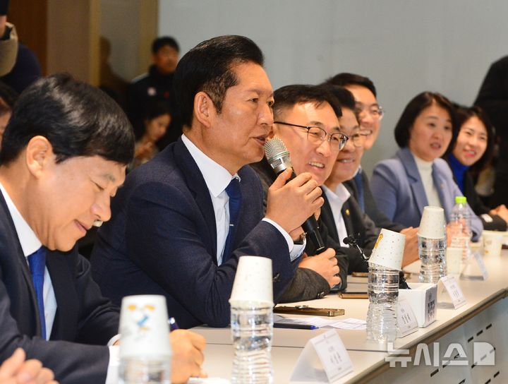 [진천=뉴시스] 서주영 기자 = 23일 충북 진천국가대표선수촌에서 열린 더불어민주당·국가대표지도자 간담회에서 정청래대표가 발언하고 있다. 2026.01.23. juyeong@newsis.com 