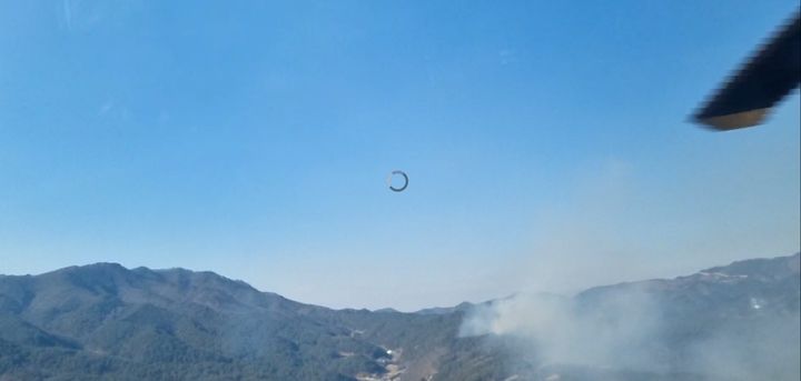 봉화 야산 불…산림당국, 헬기 10대 투입 진화 중