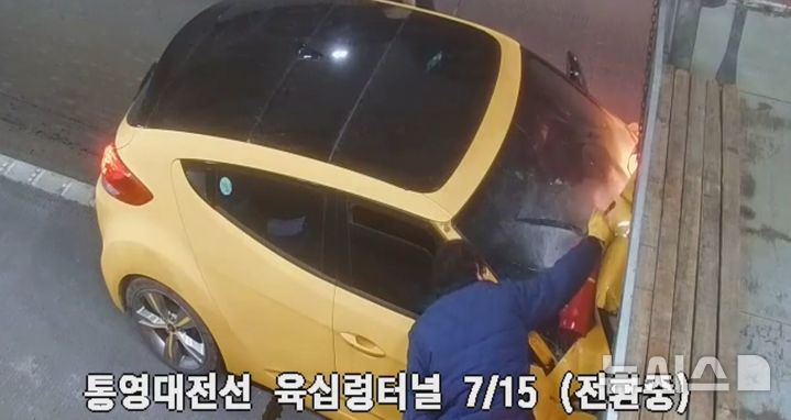 [전주=뉴시스] 23일 한국도로공사 전북본부에 따르면 지난 22일 오후 3시께 통영~대전고속도로 육십령터널(대전 방향) 129.3㎞ 지점에서 승용차가 앞서가던 25t 화물차를 추돌하는 사고가 발생했다. (사진=도공 전북본부 제공) 2026.01.23. photo@newsis.com