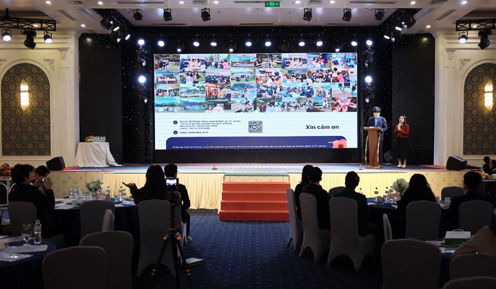 [남원=뉴시스] 지난 22일 베트남에서 현지에서 열린 '교수·학습 활동에서의 STEM·AI·로보틱스 적용' 교육포럼에서 전북대 남원글로컬캠퍼스가 소개되고 있다. *재판매 및 DB 금지