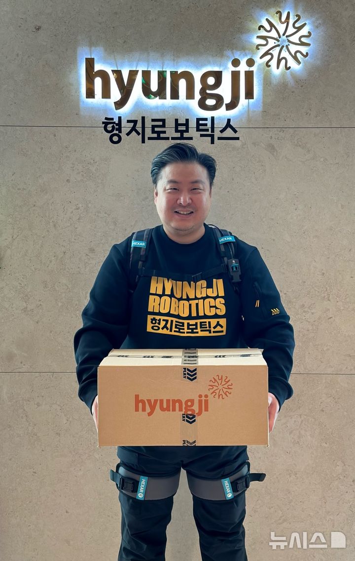 [서울=뉴시스] 형지엘리트는 근로현장 착용형 산업안전 로봇을 앞세워 기업간거래(B2B) 영업 확대에 본격 나선다고 23일 밝혔다. 사진은 최준호 형지엘리트 대표이사가 헥사휴먼케어의 근력 보조 웨어러블 로봇을 착용한 모습. (사진=형지엘리트 제공) 2026.01.23. photo@newsis.com 