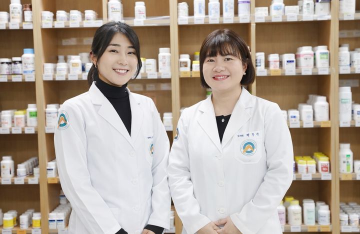 [울산=뉴시스] 울산대학교병원 조민경(왼쪽)·박주영 약사. (사진=울산대병원 제공) 2026.01.23. photo@newsis.com *재판매 및 DB 금지