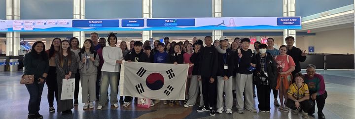 [창원=뉴시스] 강경국 기자 = 미국 플로리다주 잭슨빌 국제공항에서 단체사진을 촬영하는 경남 창원시 청소년 홈스테이 교류단. (사진=창원시청 제공). 2026.01.23. photo@newsis.com *재판매 및 DB 금지