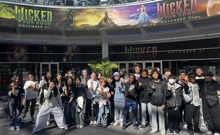 [창원=뉴시스] 강경국 기자 = 미국 플로리다주 올랜도 유니버셜 테마파크 방문한 경남 창원시 청소년 홈스테이 교류단. (사진=창원시청 제공). 2026.01.23. photo@newsis.com *재판매 및 DB 금지