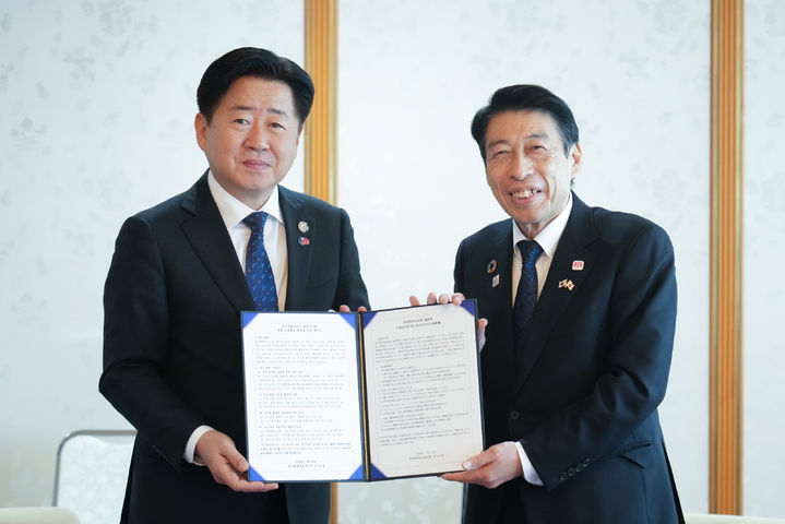 [제주=뉴시스] 오영훈(왼쪽) 제주지사와 핫토리 세이타로 후쿠오카현 지사가 23일 오전 일본 후쿠오카현청에서 공식 환담을 나눈 뒤 기념 촬영을 하고 있다. (사진=제주도 제공) 2026.01.23. photo@newsis.com *재판매 및 DB 금지