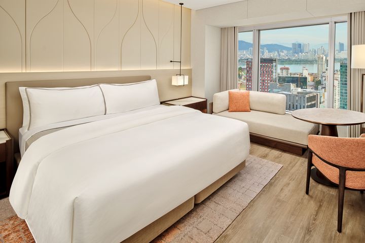 [서울=뉴시스] 웨스틴 서울 파르나스 게스트 룸.(사진=파르나르호텔 제공) *재판매 및 DB 금지