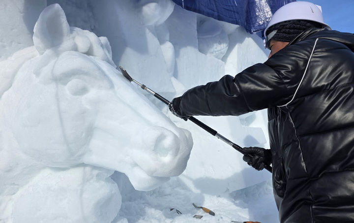 태백산국립공원 당골광장에 마련된 눈조각 전시장에서 눈 조각가가 2026년 말의해를 상징하는 눈조각을 하고 있다.(사진=뉴시스) *재판매 및 DB 금지