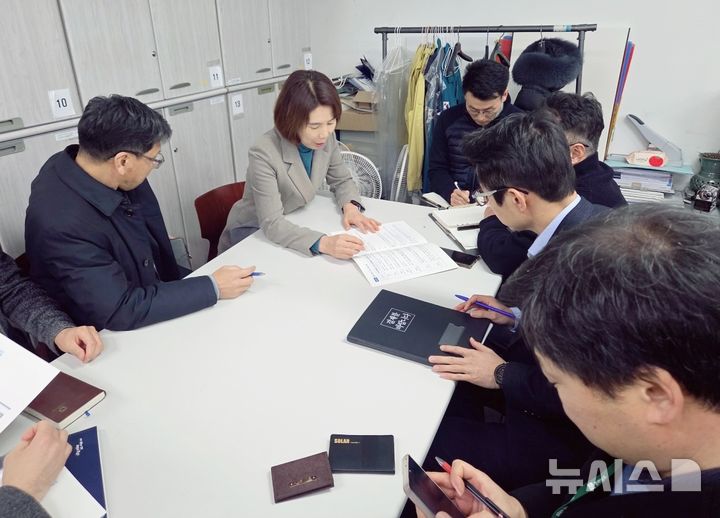 [세종=뉴시스]경남도 이미화(왼쪽서 두 번째) 산업국장이 23일 정부세종청사 국토교통부를 방문해 '우주항공복합도시 건설 특별법'의 조속한 제정 필요성과 우주항공복합도시 조성 마스터플랜에 대해 설명하며 적극적인 지원을 요청하고 있다.(사진=경남도 제공) 2026.01.23. photo@newsis.com