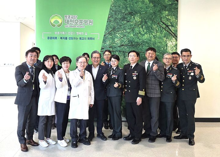 [원주=뉴시스] 대전보훈병원에서 신현석 사업이사(왼쪽 다섯번째)와 이국종 국군대전병원장(오른쪽 네번째) 등 주요 관계자들이 기념사진 촬영을 하고 있다. (사진=한국보훈복지의료공단 제공) 2026.01.23. photo@newsis.com *재판매 및 DB 금지