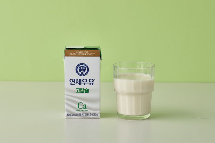 [서울=뉴시스] '연세우유 고칼슘' 제품 모습.(사진=연세유업 제공) *재판매 및 DB 금지