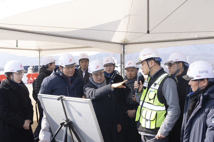 [수원=뉴시스] 김동연 지사가 23일 용인시 처인구 원삼면 일원에 조성 중인 용인 반도체클러스터 일반산업단지 현장을 방문하고 있다. (사진=경기도 제공) 2026.01.23. photo@newsis.com *재판매 및 DB 금지