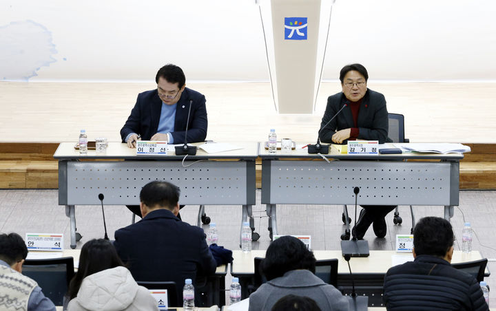 [광주=뉴시스] 강기정 광주시장(오른쪽)과 이정선 광주시교육감이 23일 광주시교육청 대회의실에서 열린 광주·전남 행정통합 추진을 위한 광주교육가족 대토론회에 참석해 질문에 답변하고 있다. 2026.01.23. (사진=시교육청 제공) photo@newsis.com *재판매 및 DB 금지