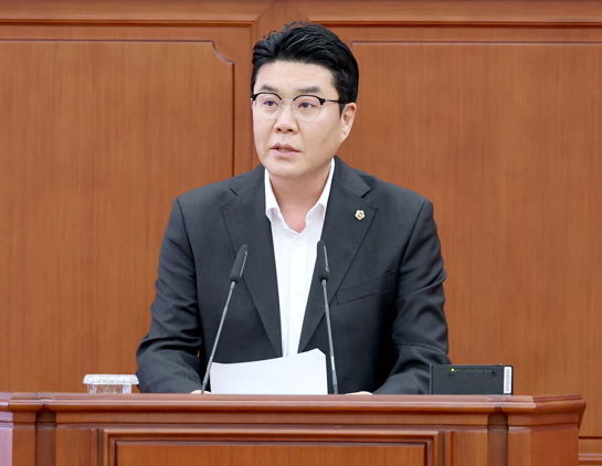 [대전=뉴시스] 조명휘 기자 = 정명국(국민의힘·동구3) 대전시의원이 23일 열린 제292회 임시회 제1차 본회의 5분 자유발언을 통해 대전·충남 행정통합에 대한 견해를 밝히고 있다. (사진= 대전시의회 제공) 2026.01.23. photo@newsis.com *재판매 및 DB 금지