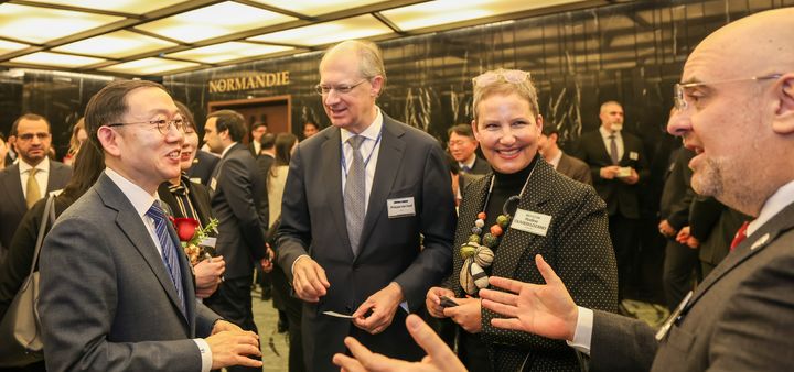 [대전=뉴시스] 23일 서울서 열린 '제44회 국제 관세의 날' 행사에서 이명구(왼쪽 첫째) 관세청장이 주한 외교사절단 등 참석자들과 세관분야 국제협력 강화방안에 대해 이야기를 나누고 있다.(사진=관세청 제공) *재판매 및 DB 금지