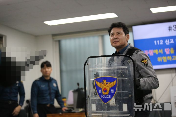 [의정부=뉴시스] 흉기 피습 대응 훈련 참여하는 김동권 경기북부경찰청장. (사진=경기북부경찰청 제공) 2026.01.23 photo@newsis.com 