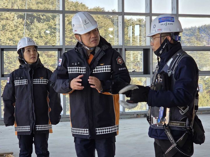 [강릉=뉴시스] 23일 김진문 강릉소방서장이 강릉 ITS세계총회 대회의장 공사장 현장방문 행정지도를 실시하고 있다. (사진=강릉소방서 제공) 2026.01.23. photo@newsis.com *재판매 및 DB 금지