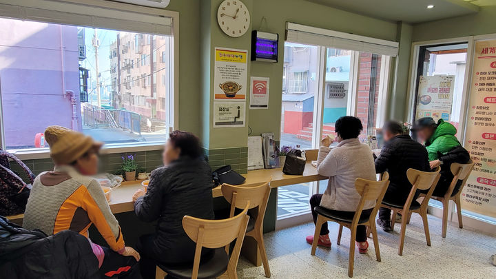[부산=뉴시스] 무료 라면과 식사 공간을 제공하는 부산 동구 소재 '끼리라면'에서 시민들이 라면을 먹고 있다. (사진=부산 동구 제공) 2026.01.25. photo@newsis.com *재판매 및 DB 금지