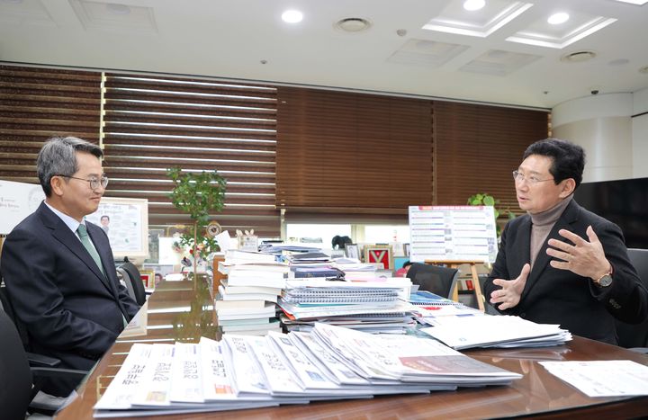 [용인=뉴시스] 김동연 경기도지사와 면담하는 이상일 용인시장. (사진=용인시 제공) 2026.01.23. photo@newsis.com *재판매 및 DB 금지