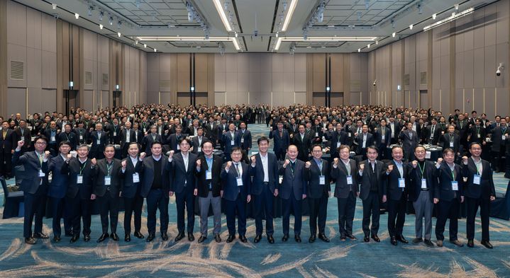 [울산=뉴시스] HD현대 조선 부문 3개 사(HD한국조선해양·HD현대중공업·HD현대삼호)는 23일 부산 해운대구 시그니엘 부산에서 270여개 사외 협력사와 함께 '2026년 HD현대 통합협의회 신년회'를 개최했다. (사진=HD현대중공업 제공) 2026.01.23. photo@newsis.com *재판매 및 DB 금지