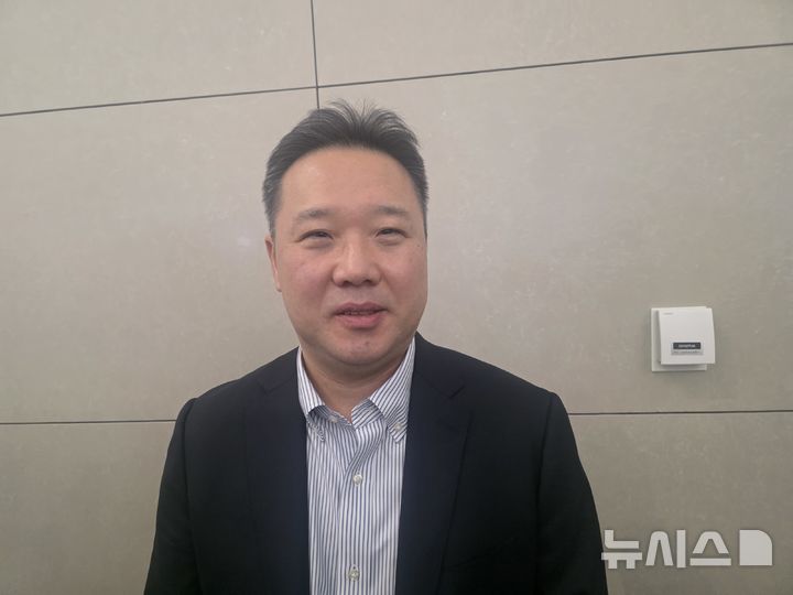 [인천공항=뉴시스] 김희준 기자 = 박진만 삼성 라이온즈 감독이 23일 인천공항을 통해 1차 스프링캠프지인 괌으로 출국하기 전 취재진과 인터뷰를 하고 있다. 2026.01.23jinxijun@newsis.com