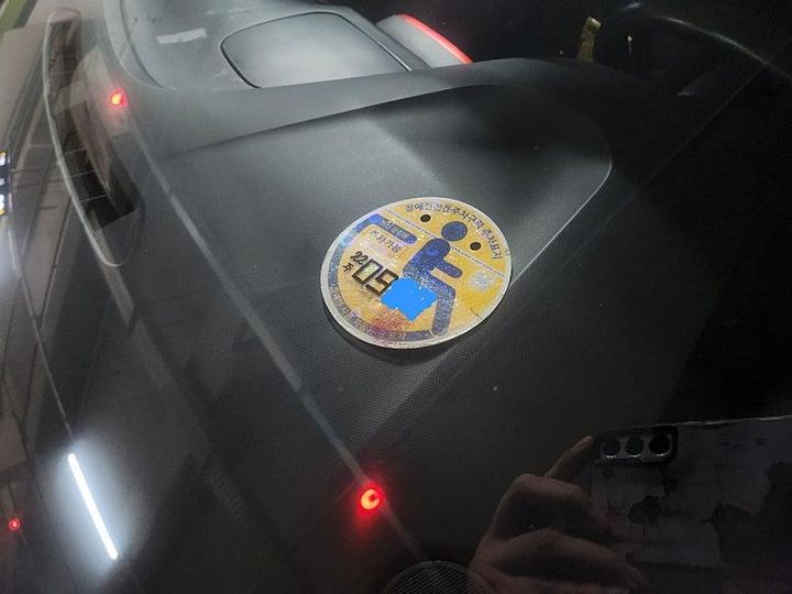 [뉴시스]장애인 주차표지를 만들어 붙인 차주가 과태료 200만원 처분을 받았다. (사진 = 보배드림 캡처) *재판매 및 DB 금지