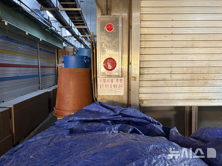 [서울=뉴시스]신유림 기자=지난 22일 오전 서울 종로구 광장시장. 쌓여 있는 짐에 가려 소화전이 파묻혀 있다. 2026.01.23. spicy@newsis.com 