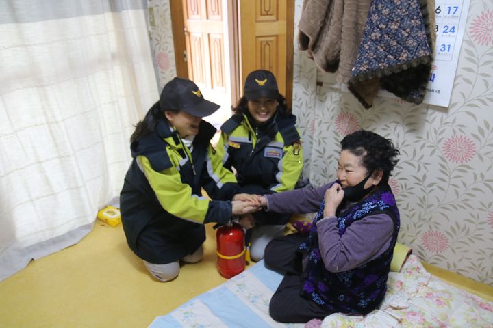 [대구=뉴시스] 대구 강서소방서는 한파로 인한 난방기기 사용 증가와 각종 안전사고에 대비해 지역 내 화재 취약계층을 대상으로 다음 달 27일까지 화재예방 및 주민생활 안전지원을 추진한다. (사진=대구 강서소방서 제공) 2026.01.23. photo@newsis.com *재판매 및 DB 금지