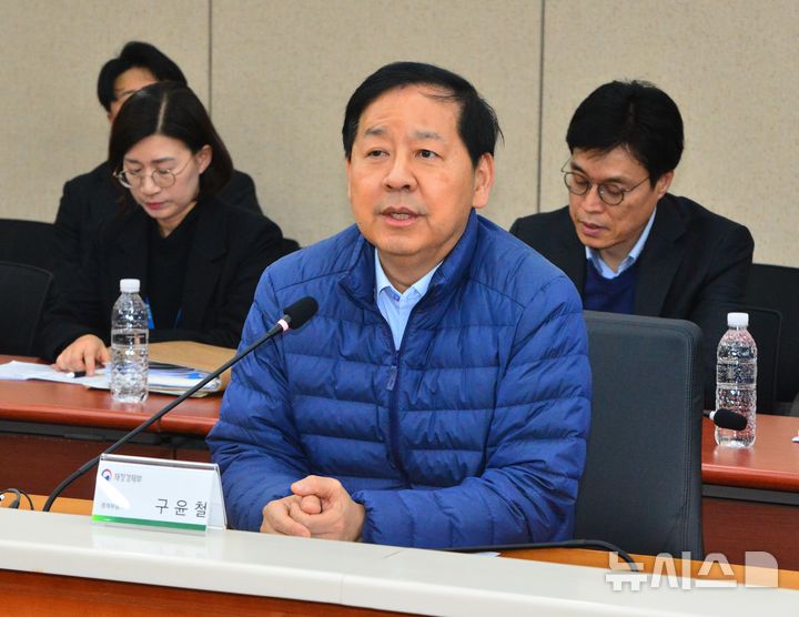 [음성=뉴시스] 서주영 기자 = 구윤철 경제부총리 겸 기획재정부 장관이 23일 충북 음성군의 비메모리 반도체 파운드리(위탁생산) 기업인 DB하이텍 상우공장을 찾아 회사 임원진과의 간담회 자리에서 발언하고 있다. 2026.01.23. juyeong@newsis.com