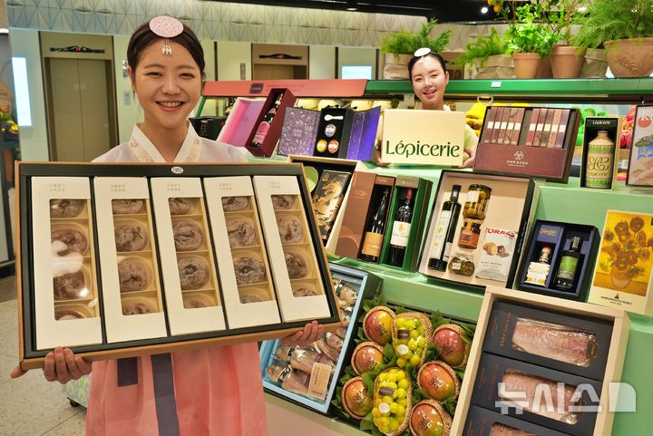 [서울=뉴시스] 롯데백화점은 3주 동안의 2026년 설 선물세트 본판매에 나선다고 25일 밝혔다. 이달 26일 시작하는 본판매는 다음 달 15일까지 진행된다. 사진은 서울 송파구에 위치한 롯데백화점 잠실점 지하1층 식품관에서 모델이 2026 설 선물세트를 홍보하는 모습. (사진=롯데백화점 제공) 2026.01.25. photo@newsis.com