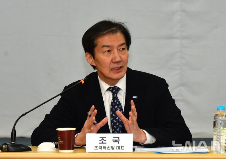 [여수=뉴시스] 김석훈 기자 = 조국혁신당 조국 대표가 23일 오후 여수시 근로자종합복지관에서 열린 '여수산단 위기 토론회'에 참석해 여수국가산단 기업 노동조합 대표들과 여수산단 위기와 문제, 극복 방안에 대해 대화 하고 있다. 2026.01.23. kim@newsis.com