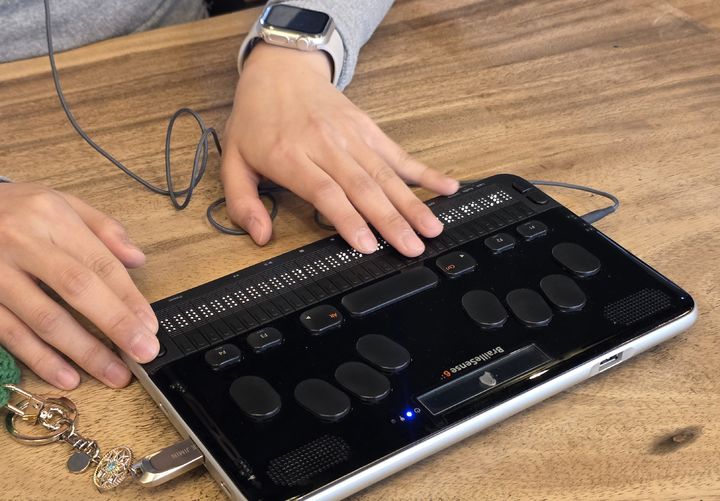 [서울=뉴시스] 유시연 인턴기자 = 11일 오후 서울 강남구의 한 카페에서 이지민(22)씨가 한소네(시각장애인용 점자 입출력 보조기기)를 사용하고 있다. 2026.01.11. milktea103@naver.com *재판매 및 DB 금지