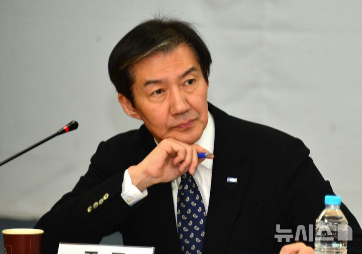 [여수=뉴시스] 김석훈 기자 = 조국혁신당 조국 대표가 23일 오후 여수시 근로자종합복지관에서 열린 '여수산단 위기 토론회'에 참석해 여수국가산단 기업 노동조합 대표의 건의를 경청하고 있다. 2026.01.23. kim@newsis.com