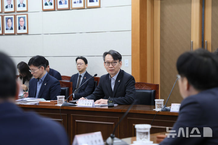 [울산=뉴시스]김명주 경남도 경제부지사가 23일 울산시청에서 열린 김정관 산업통상부 장관-동남권(경남·부산·울산) 시·도지사 간담회에 참석해 정부의 핵심 전략인 '5극3특 성장엔진 추진 방안'과 관련해 개선할 점을 건의하고 있다.(사진=경남도 제공) 2026.01.23. photo@newsis.com