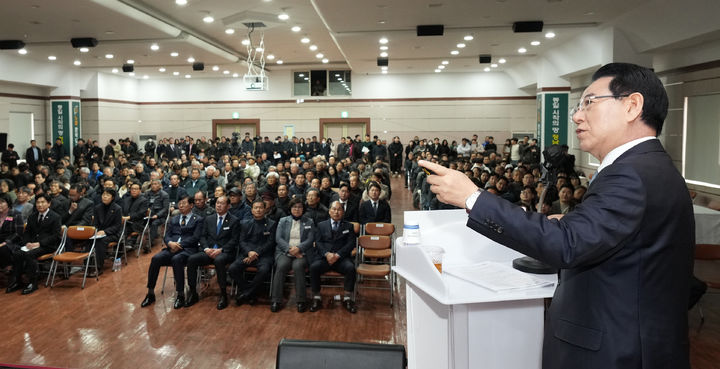 [장흥=뉴시스] 김영록 전남도지사가 23일 장흥에서 열린 광주·전남 행정통합 도민공청회에 참석, 행정통합 추진 방향을 설명하고 있다. (사진=전남도 제공) 2026.01.23. photo@newsis.com *재판매 및 DB 금지