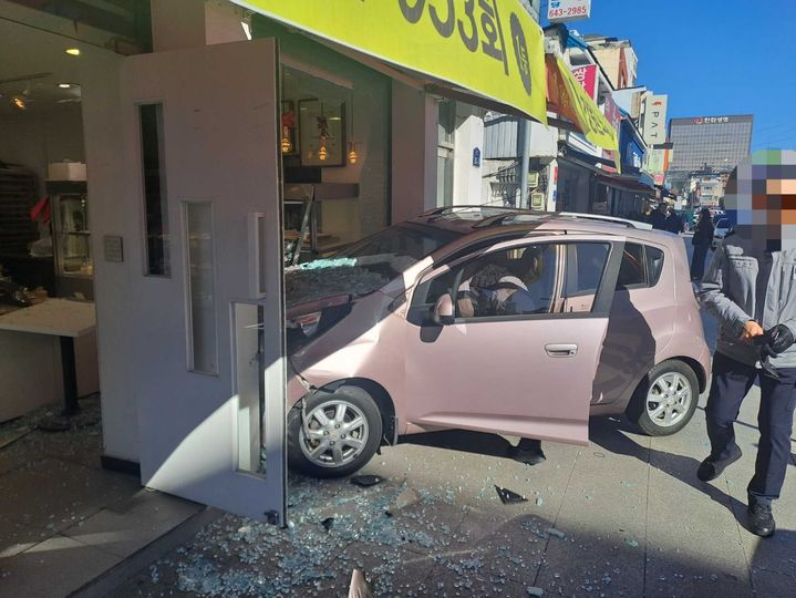 [강릉=뉴시스] 23일 강릉시 금학동 한 상가로 돌진하는 사고가 발생한 모습.(사진=강릉소방서 제공)photo@newsis.com *재판매 및 DB 금지