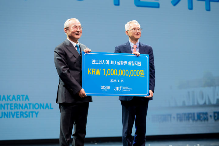 애터미 박한길 회장(왼쪽)과 JIU 설립자인 이용규 선교사. (사진=애터미) *재판매 및 DB 금지