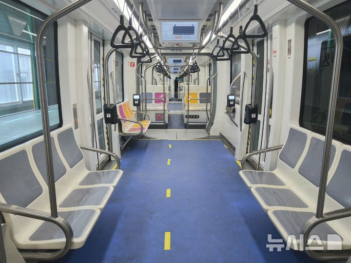 [서울=뉴시스]위례선(트램) 차량 내부.